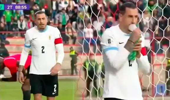 Captan a capitán uruguayo José María Giménez usando un respirador artificial durante partido contra Bolivia en El Alto