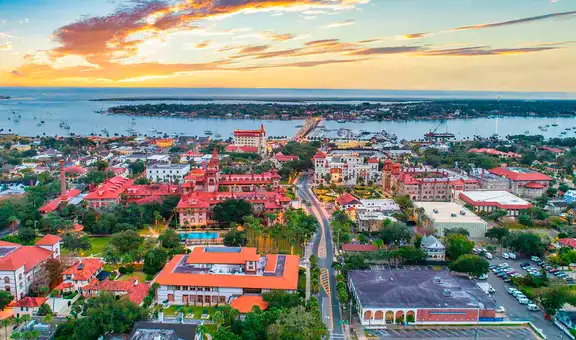 Esta ciudad de Florida es la mejor opción para teletrabajo en 2025: cuánto cuesta vivir en el lugar más antiguo de EEUU