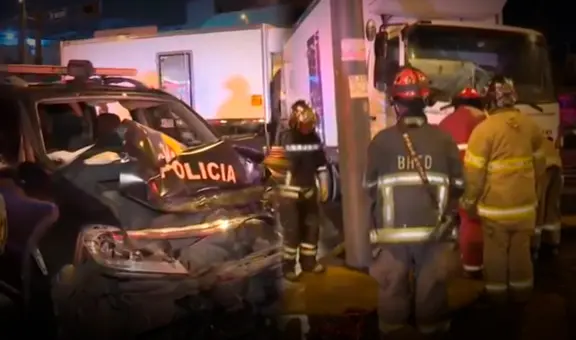 Aparatoso accidente en Cercado de Lima: patrullero de la PNP se estrella contra camión en av. Alfonso Ugarte