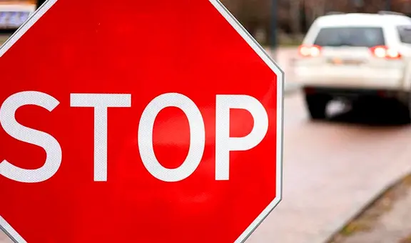 Ley vehicular en Florida: ¿cómo deben actuar realmente los conductores al encontrarse una señal de stop por la calle?