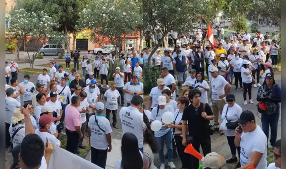 Padres realizan plantón por casos de extorsión en colegios de Los Olivos: "Solicitamos resguardo antes, durante y después de clases"