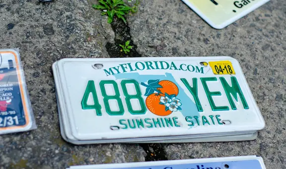 Conductores en Florida podrían evitar instalar placa delantera en sus vehículos si avanza este proyecto de ley