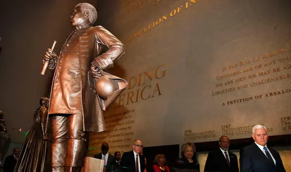 Trump ordena purgar los museos Smithsonian de ideología "divisiva o antiestadounidense" y restaurar estatuas