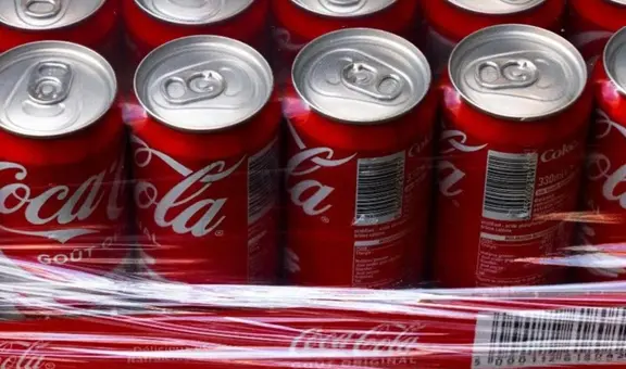 FDA ordena retiro de Coca-Cola en 2 estados de EEUU por riesgo de contaminación: hallaron plástico dentro de latas