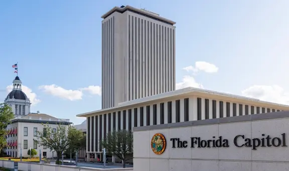 Policía detiene a activista trans por usar baño de mujeres del Capitolio de Florida durante protesta por ley anti LGBTQ