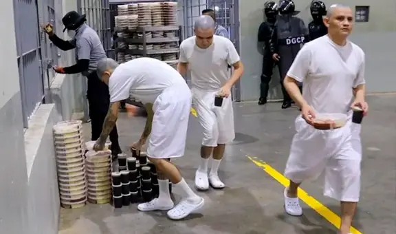 Así es la comida de los prisioneros de megacárcel de El Salvador: no pueden ingerir carnes y tienen que comer con la mano