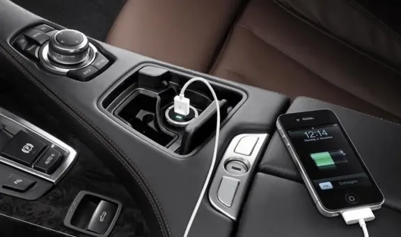 Cargar tu celular con el auto encendido podría dañar tu carro y tu batería sin que lo sepas