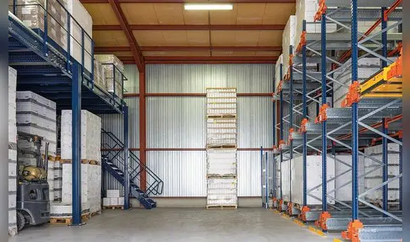 California: empleado pierde la vida tras ser aplastado por botellas de vino en un almacén