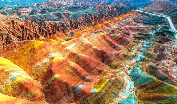 Las montañas multicolor de China que parecen pintadas a mano: el misterio geológico que surgió hace 50 millones de años