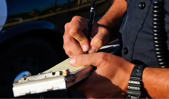 FLHSMV explica a conductores cómo pueden consultar si tienen multas pendientes en Florida