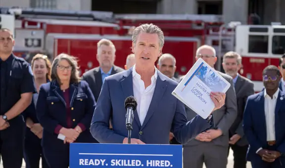 Gavin Newsom y su buena noticia para egresados que buscan empleo en California con "pasaportes profesionales"
