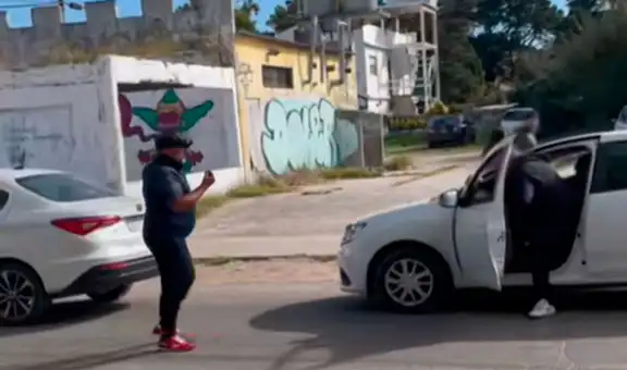 Dos hombres discutían en la calle desde sus autos hasta que notaron que eran amigos: “Se desconocieron”