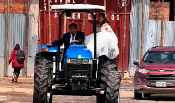 Pareja de recién casados sorprenden a pobladores al pasear en tractor por calles de Puno