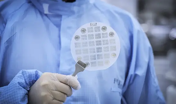 China crea el chip más delgado del mundo sin usar tecnología de Estados Unidos y pone en jaque dominio en semiconductores