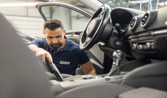 ¿Cómo eliminar manchas difíciles del tapizado de tu auto? Guía rápida para dejar tu vehículo impecable sin dañar el material