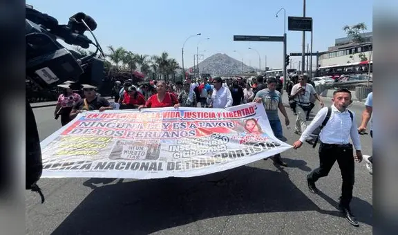 Con contundente marcha, transportistas demandan al Gobierno y Congreso detener la ola de asesinatos