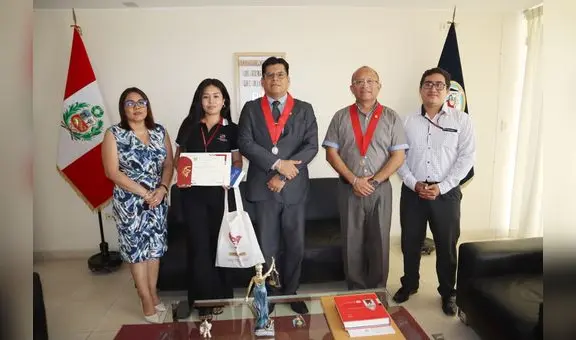 Entregan diploma de reconocimiento a la ganadora del Concurso Ensayo Jurídico de Secigristas 2025