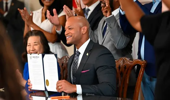 Gobernador de este estado en EEUU firmó más de 90 nuevas leyes tras cierre de la sesión legislativa de 2025