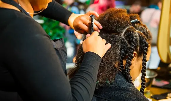Nuevo proyecto de ley eliminaría el requisito de una licencia para los trenzadores de cabello en este estado de EEUU