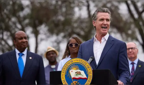 La ley vigente respaldada por Gavin Newsom que todo conductor en California debe conocer para evitar sanciones del DMV