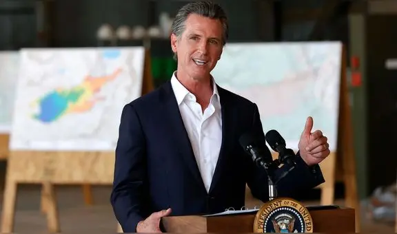 Trabajadores en California sin una licencia de conducir serían beneficiados: la ley avalada por Gavin Newsom