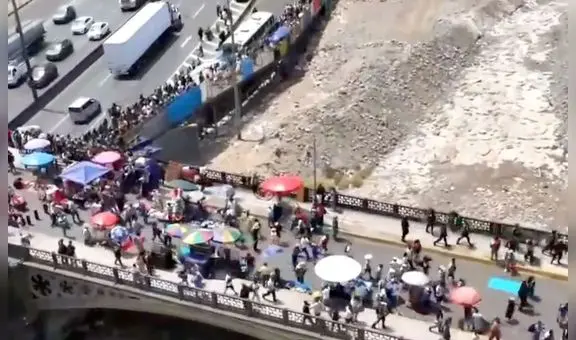 Manifestantes rompen cordón policial y marchan directamente hacia el Congreso