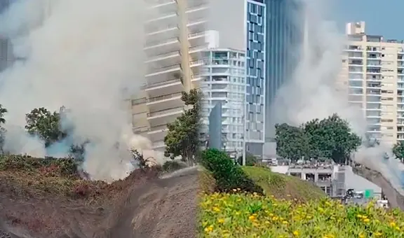 Incendio al lado de Larcomar, Miraflores: bomberos llevan más de una hora luchando contra el siniestro