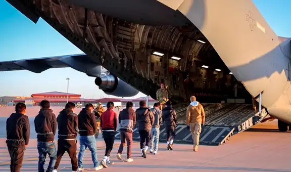 Inmigrantes en vuelos de deportación ICE: ¿qué enfrentan realmente durante el viaje?