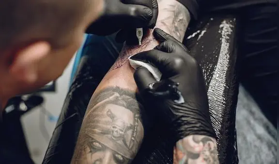 Inmigrantes en Miami buscan borrar sus tatuajes por temor a ser asociados con el Tren de Aragua y ser deportados por ICE