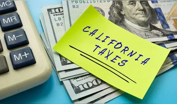 Impuestos en California: ¿qué establece el nuevo proyecto de ley AB 1065 contra los recargos del 4%?