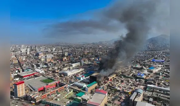 Incendio en Barrios Altos: bomberos denuncian falta de agua durante el siniestro, que lleva más de 12 horas activo