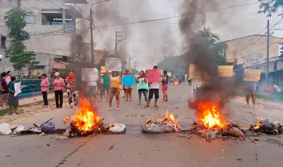 Iquitos: padres de familia bloquean avenida por inundación y colapso de desagües en colegio