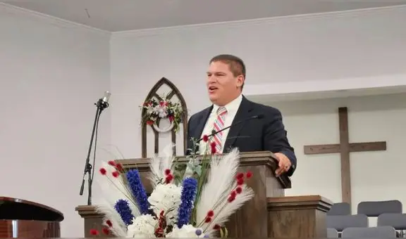 Sacerdote de EEUU fue secuestrado frente a sus fieles y familiares: lo sacaron del púlpito con una pistola apuntándole en la cabeza