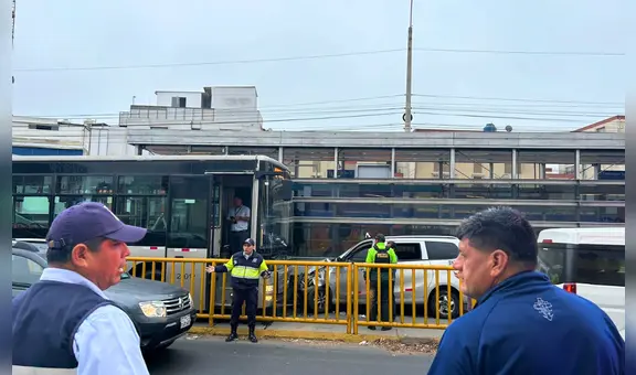Cierran estación Balta por choque entre un bus y auto particular que invadió las vías del Metropolitano