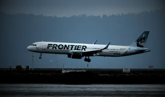 Pánico en avión de Frontier tras aterrizaje forzoso en aeropuerto de Puerto Rico: hubo fuerte impacto en pista