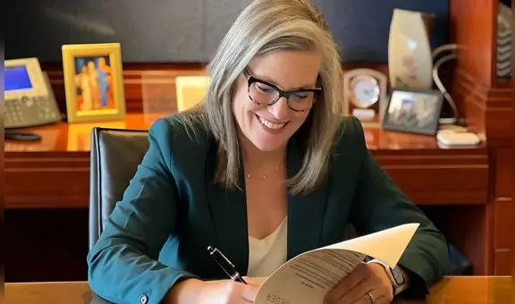 Arizona: Katie Hobbs firma ley que beneficiaría a la salud de estudiantes y limitaría venta de estos productos