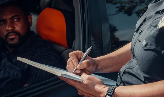 La nueva ley de tránsito en California que sancionará con fuerte multa a quienes realicen esta actividad al volante