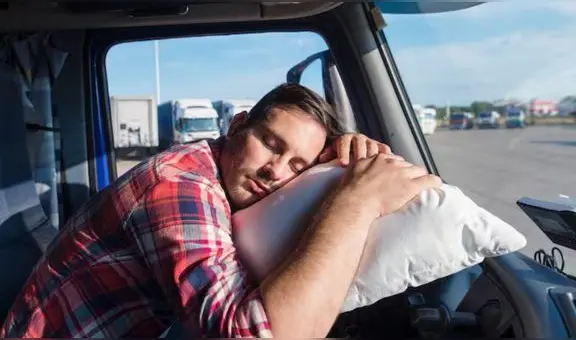 Nueva ley en California: estudiantes podrían vivir en sus autos ante crisis de vivienda, pero colegios y la CSU rechazan medida