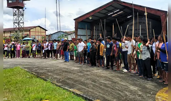 Pueblos indígenas de Loreto enfrentan doble crisis: petróleo en los ríos y aulas abandonadas