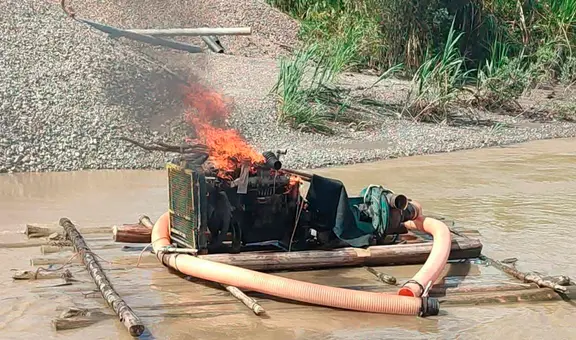 Loreto: Fiscalía destruye siete balsas dragas destinadas a la minería ilegal en el río Marañón