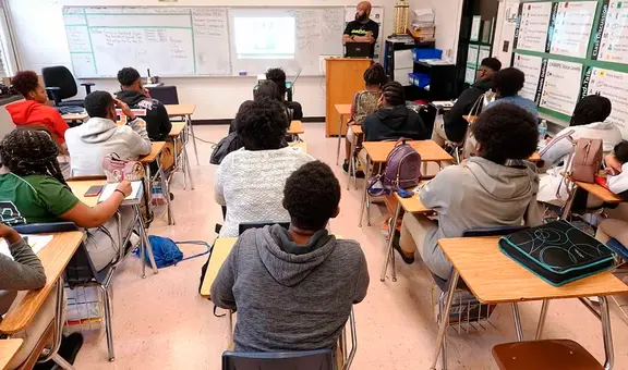 Buenas noticias para inmigrantes en EEUU: suspenden proyecto de ley que limita el acceso a educación pública para indocumentados en este estado