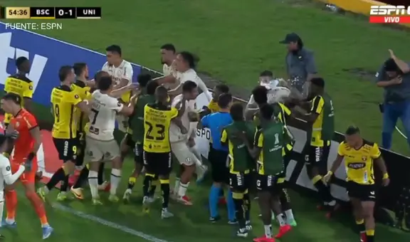 Jugadores de Universitario fueron agredidos por hinchas de Barcelona tras cruce en pleno campo de juego