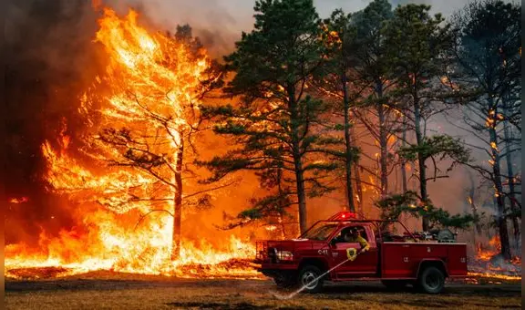 Incendio forestal en Nueva Jersey amenaza planta nuclear cerrada y provoca evacuaciones masivas y cortes de energía
