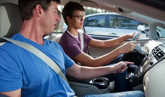 Gobernador de este estado en EEUU firma nueva ley para que residentes puedan manejar desde los 15 años