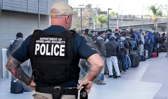 Atención, inmigrantes en EEUU: DHS impondrá multas en este estado por no llevar documento requerido por la Ley de Inmigración