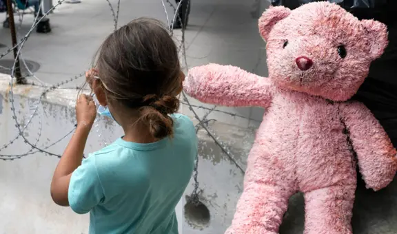Niña de 4 años enfrenta sola juicio de deportación sin abogado tras suspensión de fondos por Trump: compareció con su peluche rosa