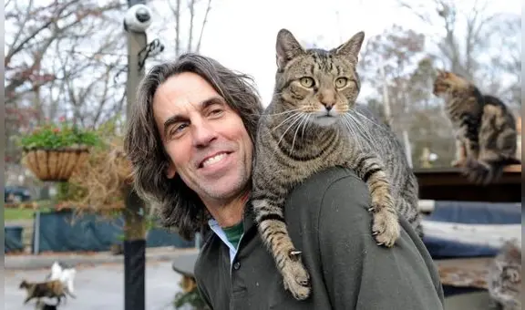 La conmovedora historia de Christopher Arsenault, el rescatista que murió en un incendio por salvar a 100 gatos