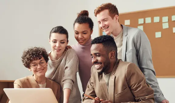 ''Deja de ser 'muy amable' en el trabajo'': 3 claves para el éxito laboral según experta de la Universidad de Nueva York