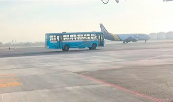 Captan bus de ‘El Chino’ en pista de aeropuerto en Perú y usuarios bromean: “Ahora compite con el avión”