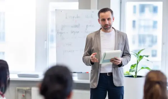 ¿Sabes cuánto ganarán los docentes de colegios públicos en 2025? Descubre los detalles del nuevo salario según decreto en Colombia